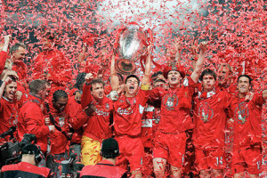 Gerrard-lifts-CL-trophy-2005