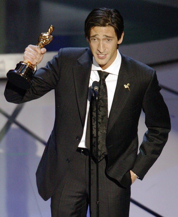 adrien-brody-holds-up-best-actor-oscar-in-2003